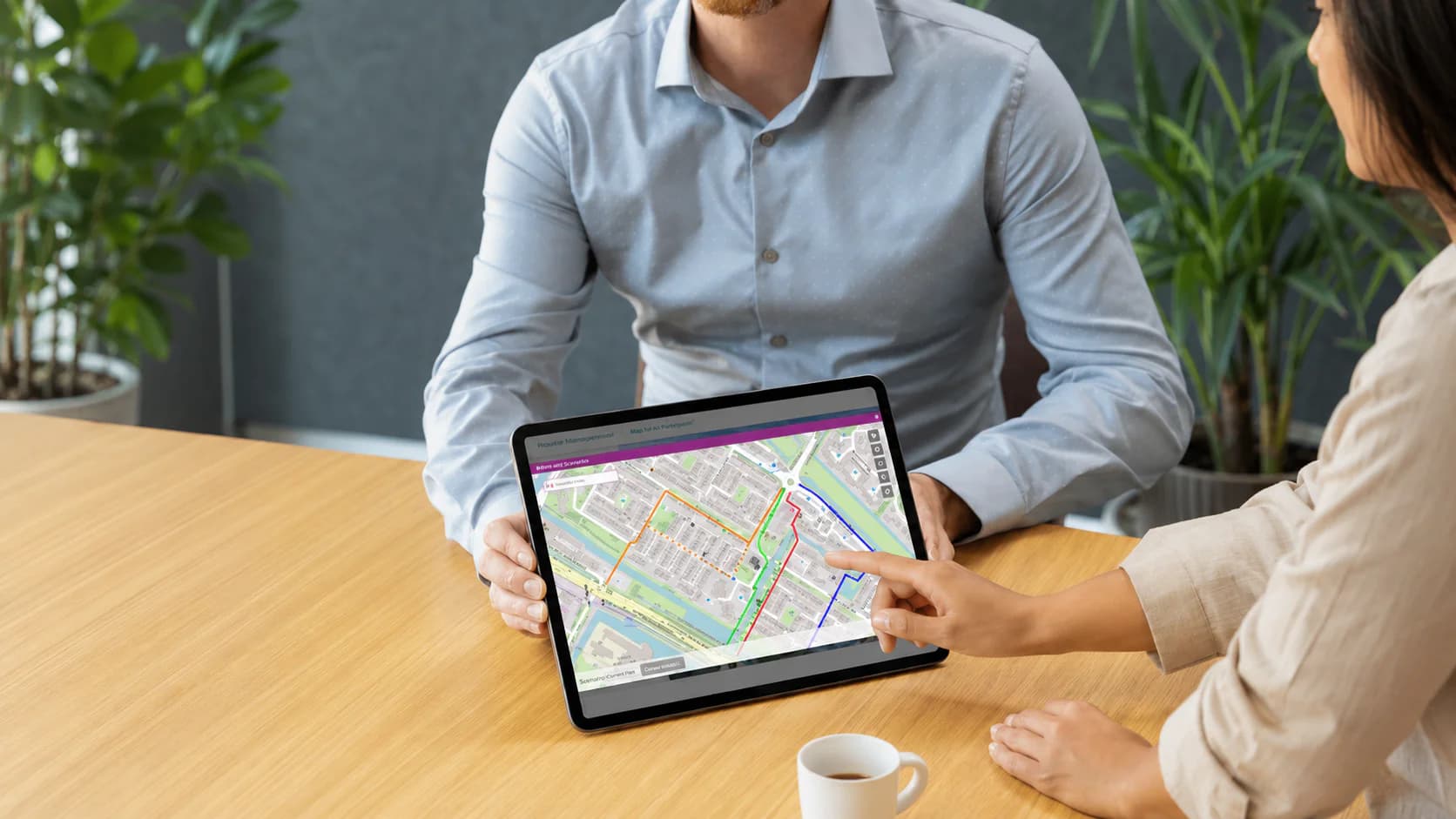 Samen werken aan een participatiekaart op een tablet