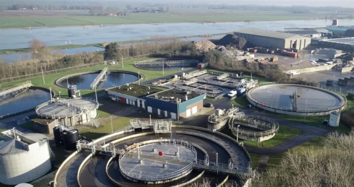 Rioolwaterzuivering langs een rivier: bron voor thermische energie uit afvalwater