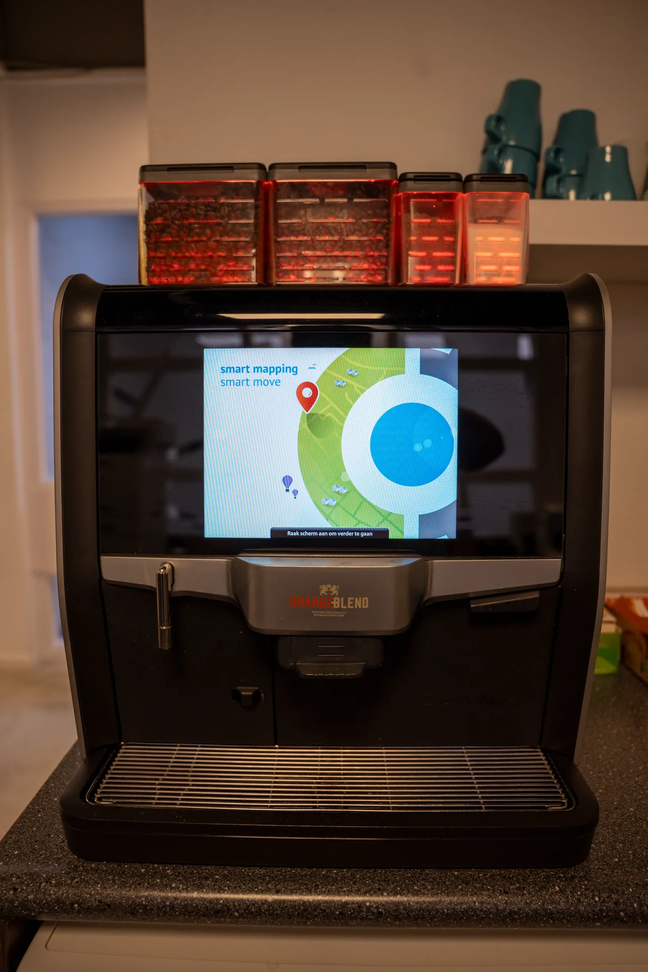 Machine à café au bureau MapGear avec une carte à l’écran