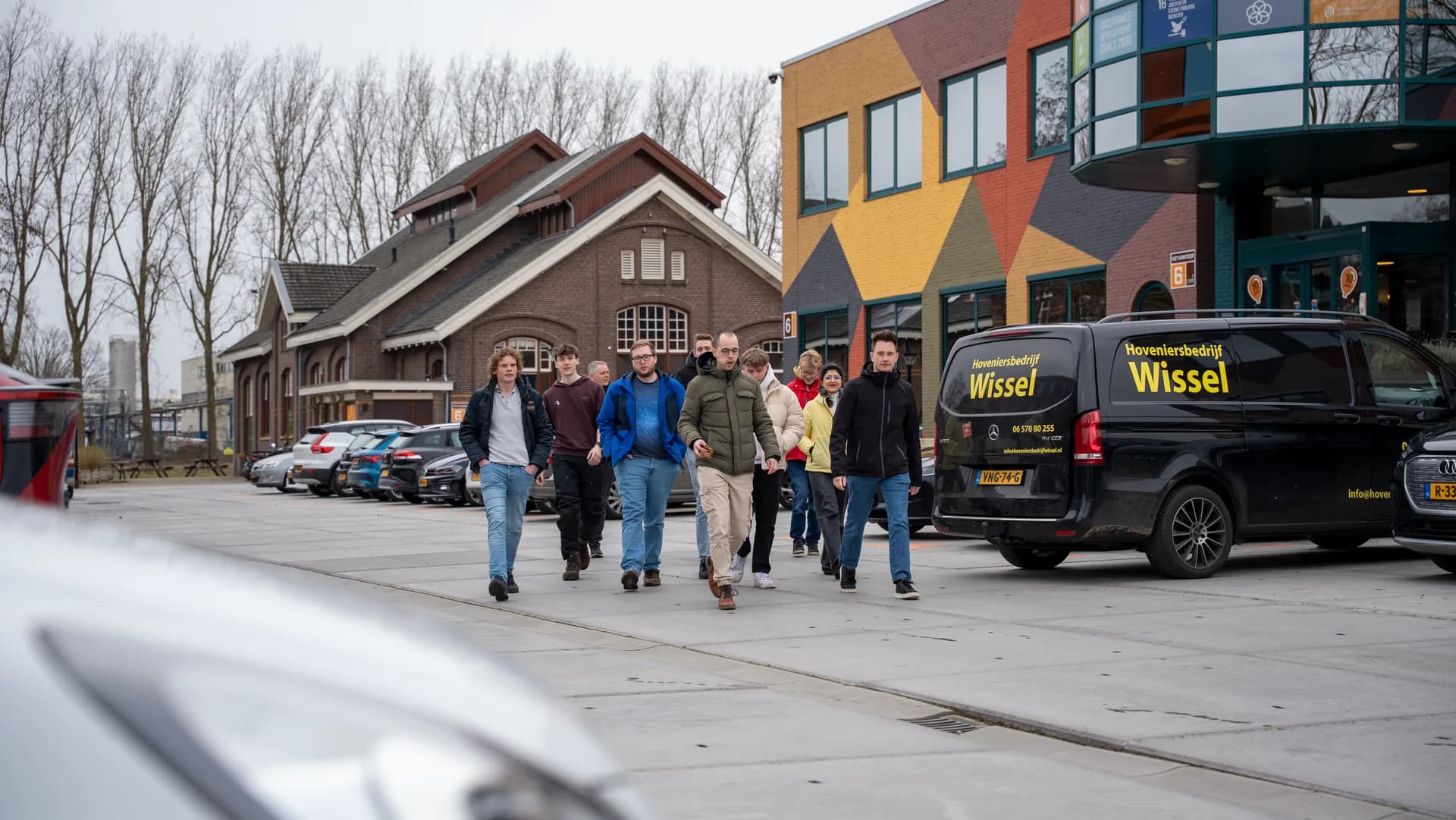 MapGear-team wandelt buiten op Gasfabriek Campus in Deventer