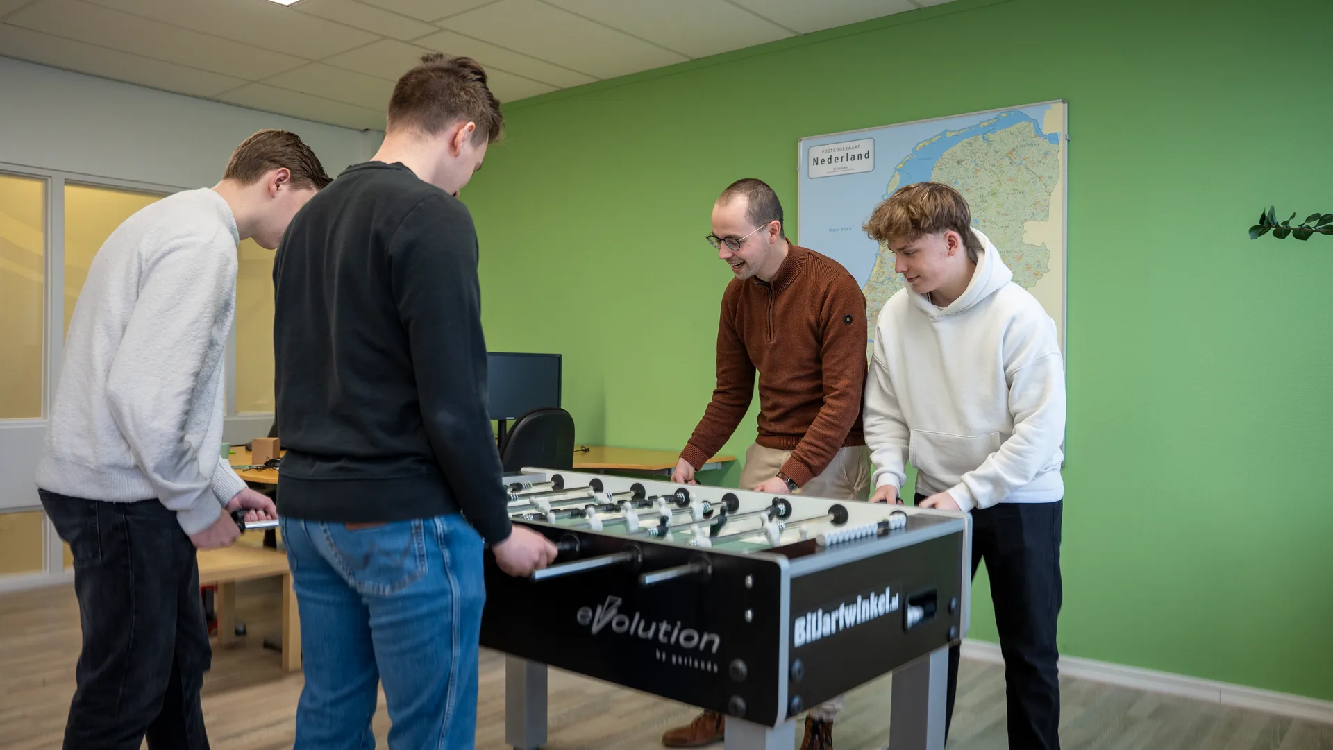 Collègues de MapGear jouent au baby-foot au bureau de Deventer