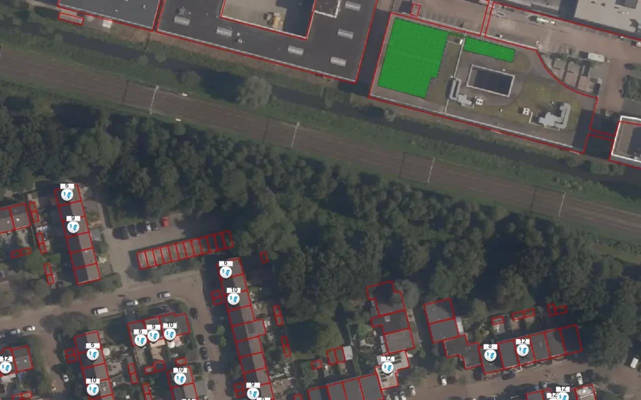 Zonnepaneeldetectie op luchtfoto met panelen per dak