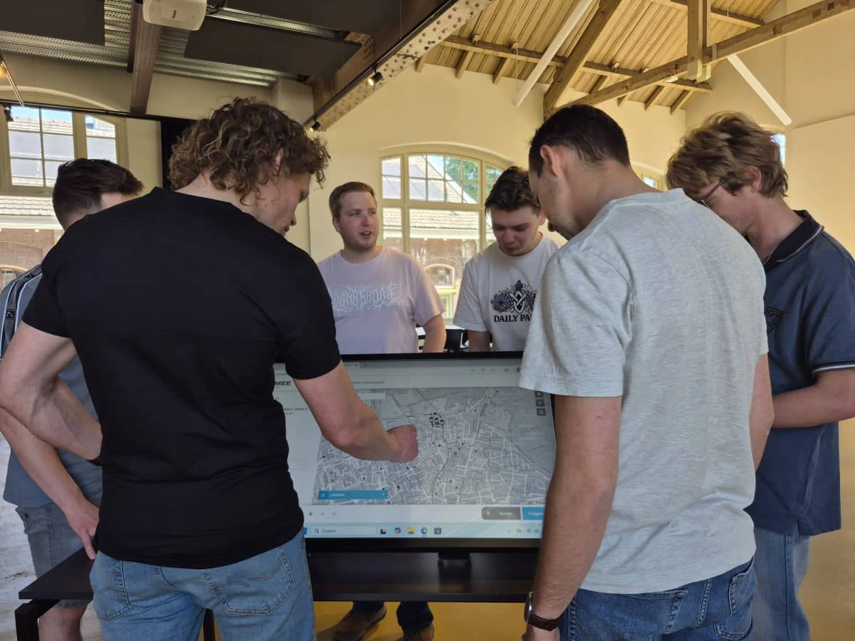 Data en kaarten in de zaal