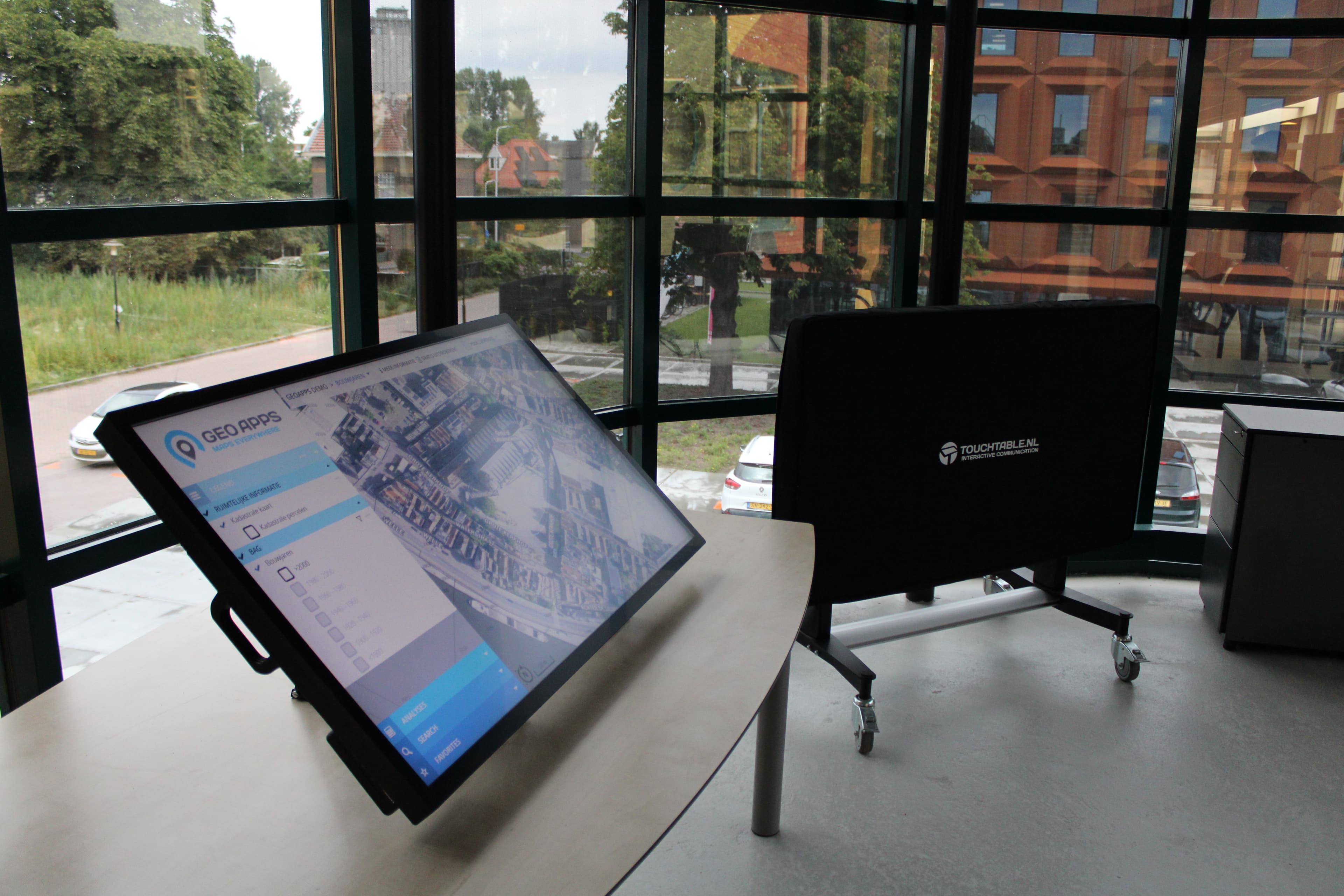 TouchTable Go als kompakter Kartentisch