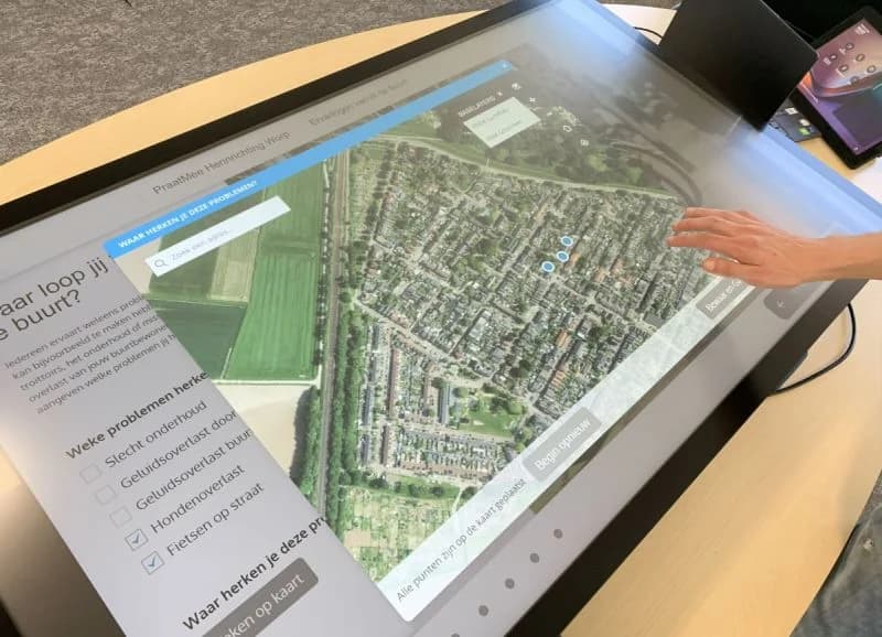 TouchTable Go tragbare interaktive Tafel im Einsatz während Präsentation oder Workshop