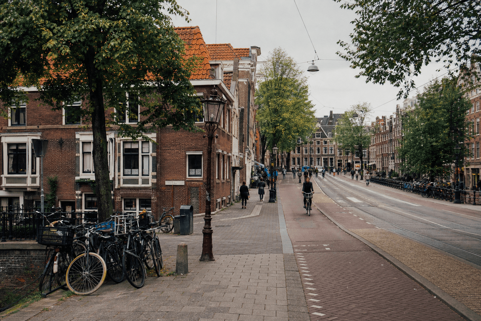 Nederlandse binnenstad met fietsers en bakstenen gevels