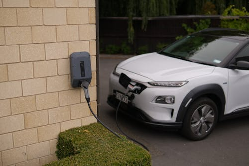 Waarom vervuilende bedrijven straks EV-rijders betalen